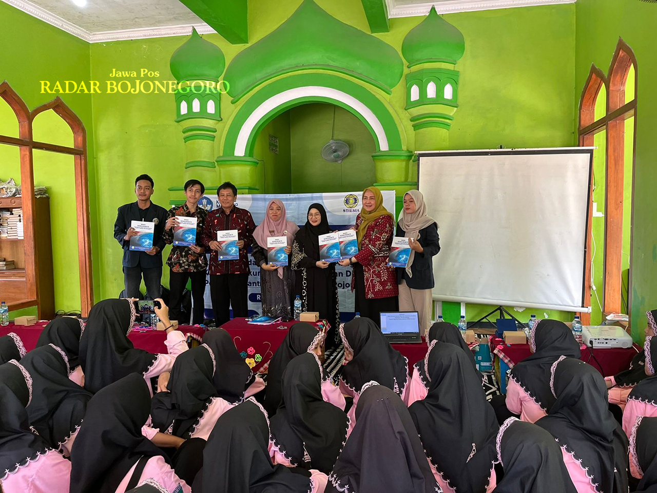 PELATIHAN: Tim STIESIA berikan pelatihan akuntansi dan pemasaran digital kepada 65 santri ponpes Al Munawwar Dander, kemarin (9/10).  (ISTIMEWA/RADAR BOJONEGORO)