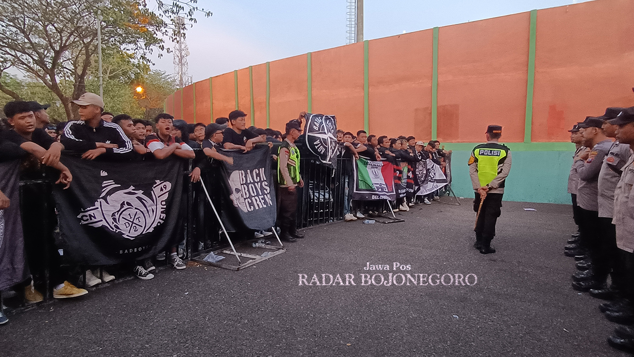 Drago Tifoso Curva Nord (DTCN) menyuarakan tuntutan mereka di tengah match Persibo vs Persipal (6/10). Dua figur manajemen ditunut keluar oleh elemen suporter tersebut. (YUAN EDO/RADAR BOJONEGORO)