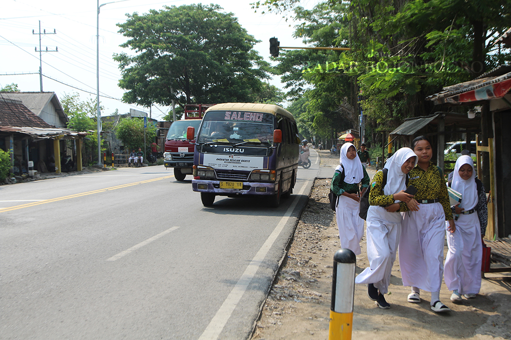 ANGKUTAN PELAJAR: Mobil angkutan pelajar Bojonegoro telah beroperasi sekitar sepekan terakhir, salah satu tujuannya untuk menekan kecelakaan pelajar. (DHANI WAHYU ALFIANSYAH/RADAR BOJONEGORO)