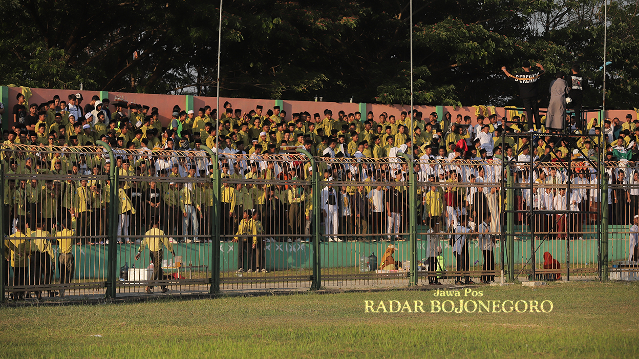 TAK BIASA: Tribun utara yang biasanya dipenuhi suporter Persibo Drago Tifoso Curva Nord, pada pertandingan Persibo vs Persipal Palu Minggu (6/10) lalu dipenuhi suporter wajah baru dengan berkopiah. (Y