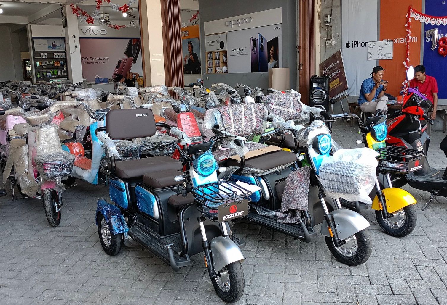 SEDANG TREN : Jejeran sepeda listrik di salah satu toko sepeda listrik di Blora. (HERLINA/RADAR BOJONEGORO)