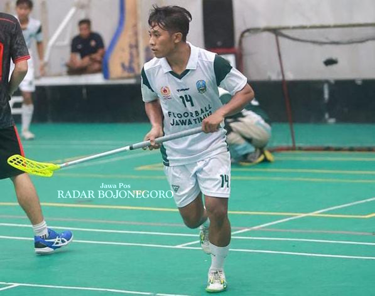 GONDOL MEDALI EMAS: M. Irfan Bagus, Atlet Floorball saat bertanding dan berhasil membawa pulang Medali Emas Eksibisi PON 2024 (ISTIMEWA/RADAR BOJONEGORO)