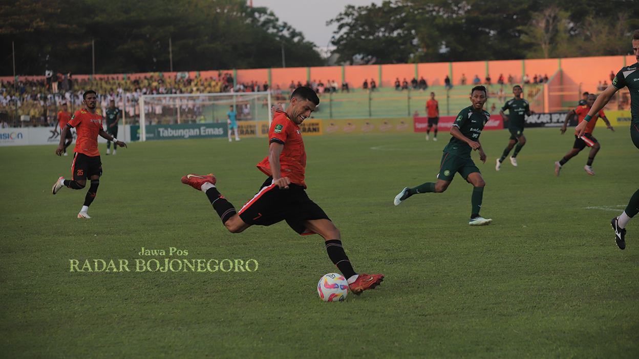TARGET TIGA POIN: Persibo mematangkan persiapan menjalani laga derby dengan Persela dengan target tiga poin. (YUAN EDO/RADAR BOJONEGORO)