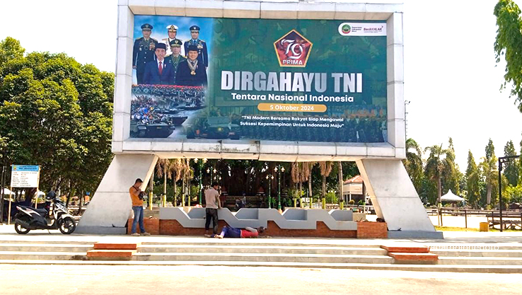 REVITALISASI: Penampilan Alun-Alun Blora bagian selatan telah rampung direvitalisasi. Namun, tidak terlalu banyak perubahan. (RAHUL OSCARRA DUTA/RADAR BOJONEGORO)