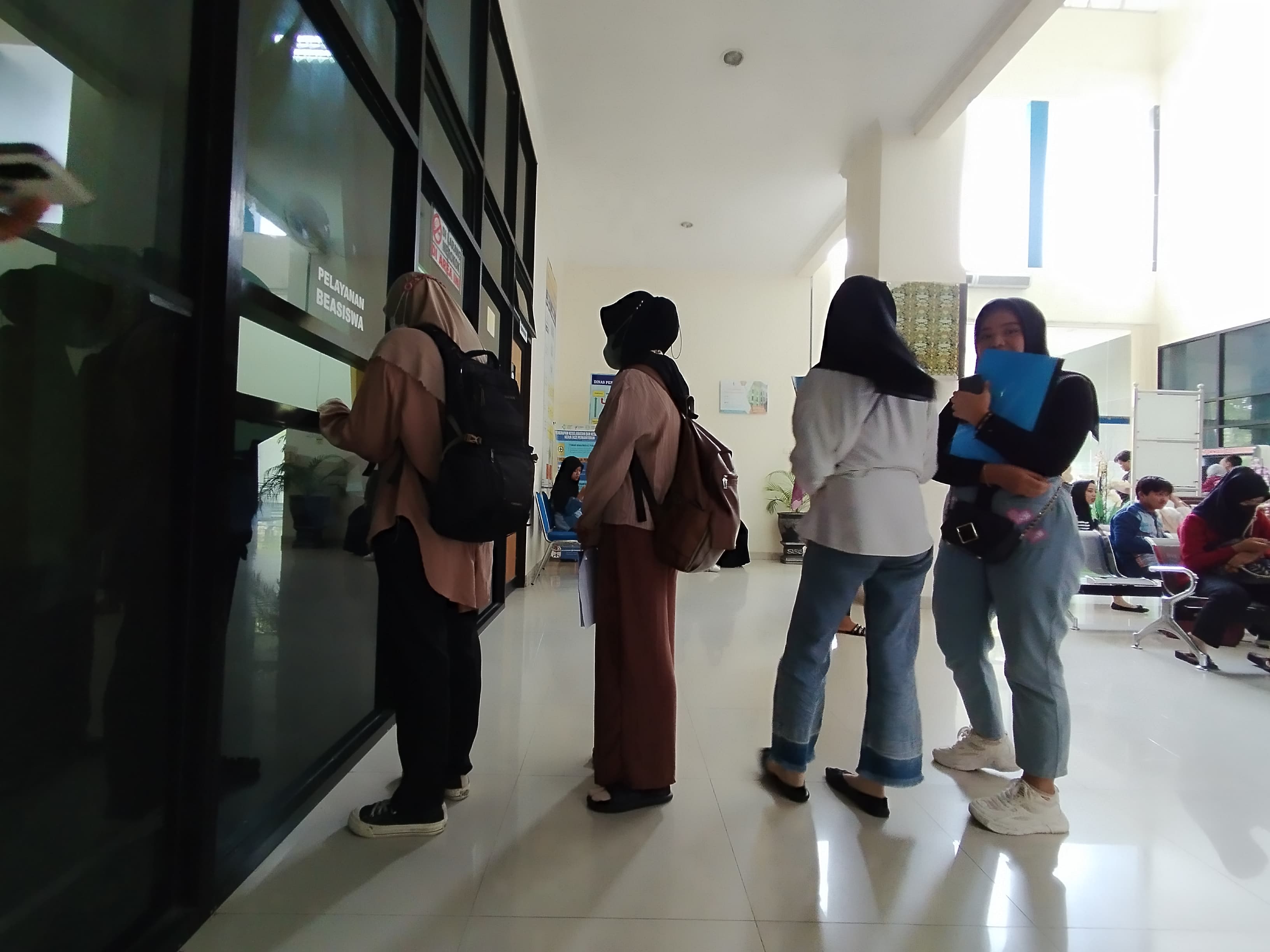 Antrean mahasiswa penerima beasiswa pendidikan dari Pemkab Bojonegoro. (HAKAM ALGHIVARI/RADAR BOJONEGORO) 