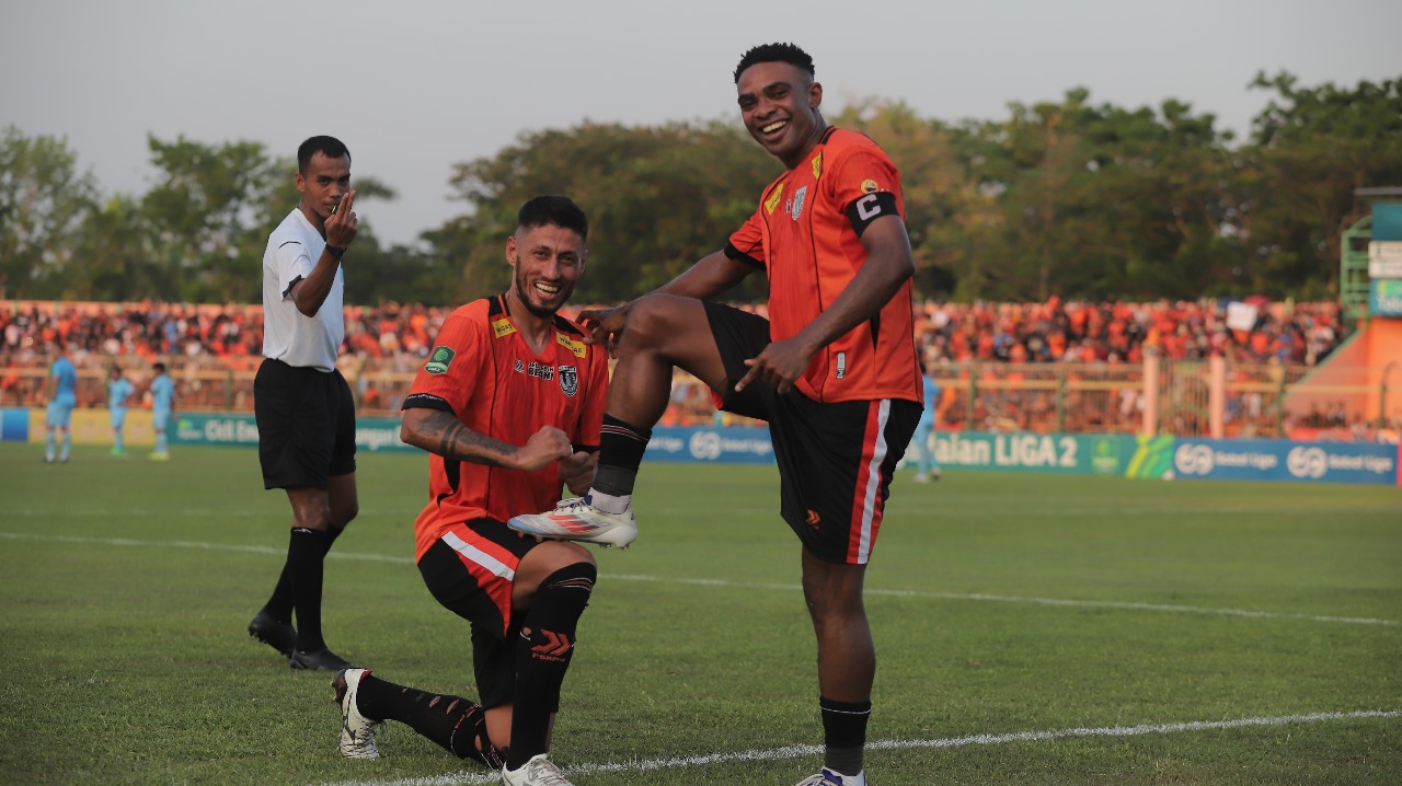 Taher Jahanbakhsh dan Osas Saha berhasil membawa Persibo mengalahkan Persela dalam deby panas Liga 2. (YUAN EDO/RADAR BOJONEGORO)