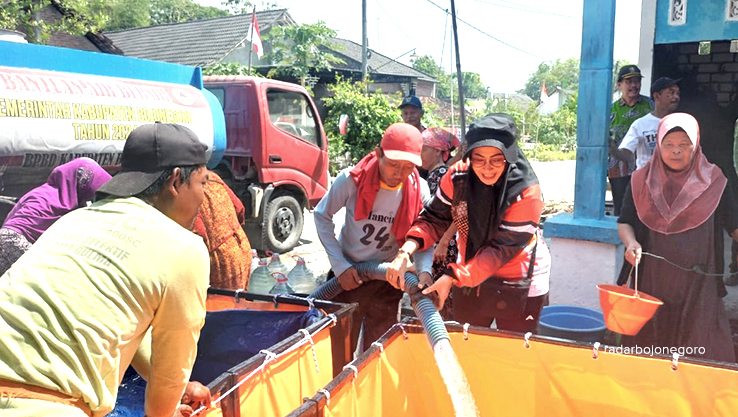 DROPPING AIR BERSIH: BPBD Bojonegoro telah mendistribusikan total 1.574 tangki air bersih ke desa-desa terdampak kekeringan. (ISTIMEWA/RADAR BOJONEGORO)