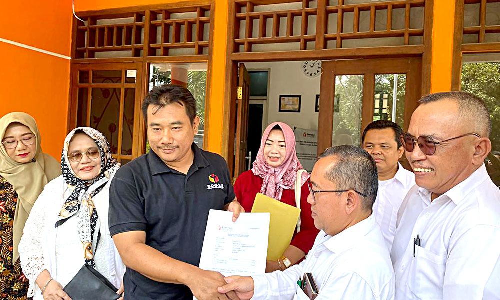SERAHKAN BERKAS LAPORAN: Tim hukum dan advokasi paslon Asri menyerahkan berkas laporan ke Bawalukab Blora.  &nbsp;
