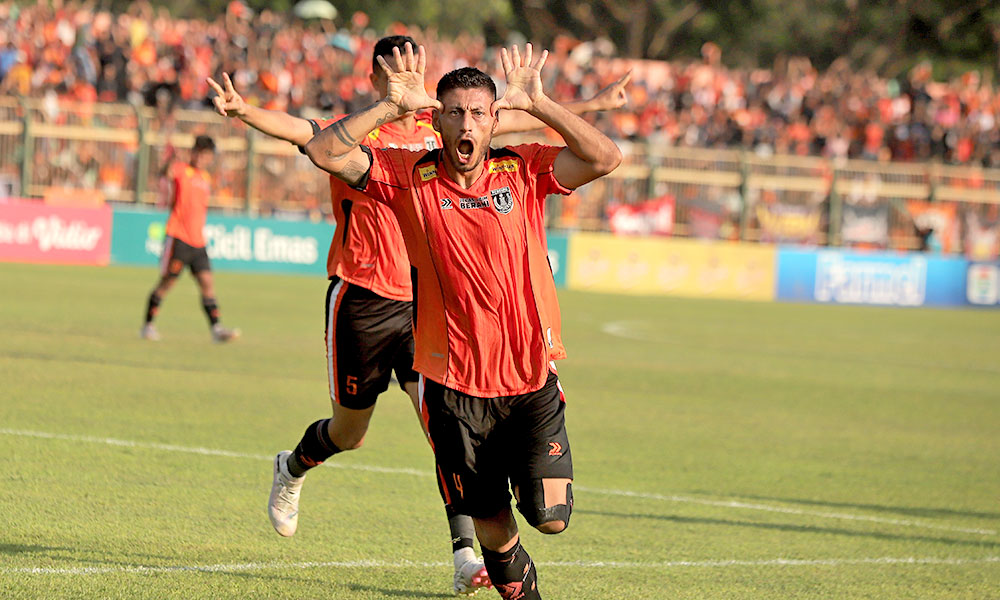 SELEBRASI: Taher Jahanbakhsh selebrasi usai menjebol gawang Persela di menit 31 di pertandingan yang berlangsung di Stadion Letjend Seodirman kemarin.