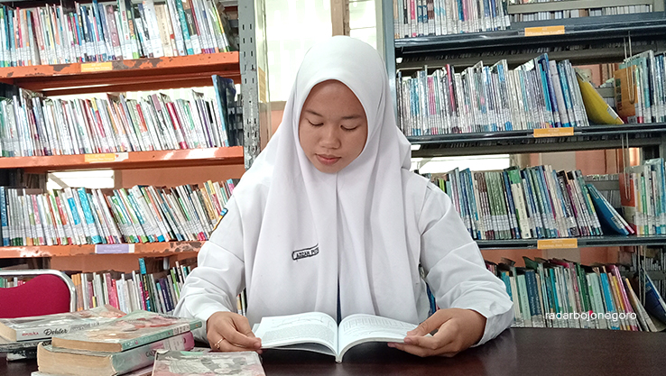 NYAMAN: Kalangan siswa hingga mahasiswa merasa nyaman dan suka membaca kolek buku di perpusda. (YANA DWI KURNIYA WATI/RADAR BOJONEGORO)