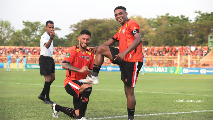 DUA GOL: Osas Saha (kanan) dan Jahanbakhsh Zabihi Taher menjebol gawang Persela dan mengantarkan Persibo ke puncak klasemen dengan torehan total 15 poin, Sabtu (12/10)