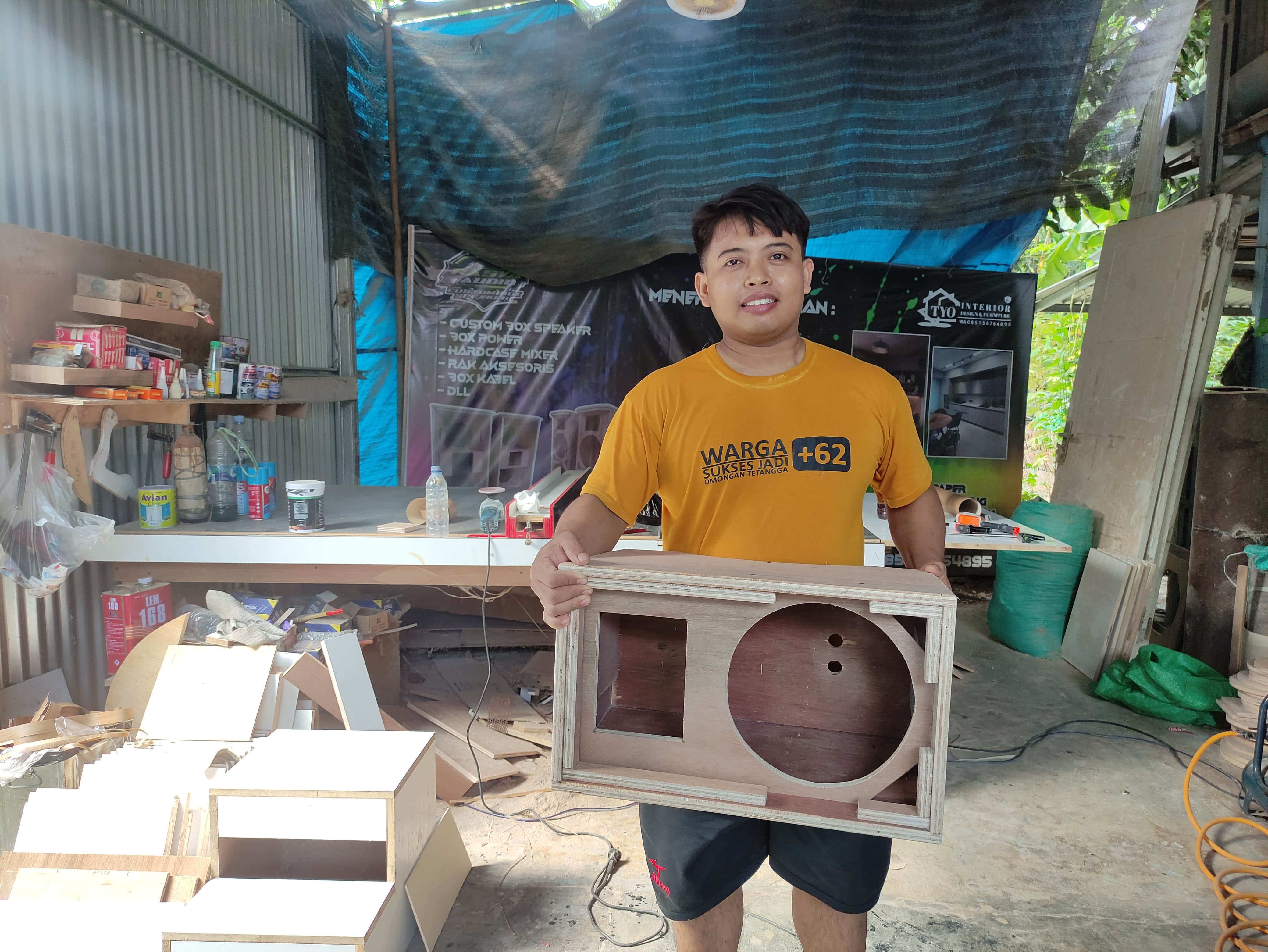 CUAN: Sulistyo, perajin box sound system asal Desa Ngadiluhur, Kecamatan Balen, Kabupaten Bojonegoro sukses memasarkan produknya secara online.