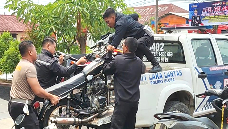 MOTOR DIANGKUT: Belasan sepeda motor diduga terlibat aksi balap liar diangkut ke Mapolres Blora. Rerata motor bodong dan menggunakan knalpot brong. (ISTIMEWA/RADAR BOJONEGORO)