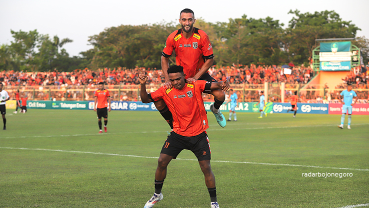 PENCETAK GOL: Taher Jahanbakhsh minta gendong Osas Saha, dua pemain Persibo ini paling produktif di awal fase grup 3 Liga 2 musim ini, tendangan dan sundulanya berbuah gol. (YUAN EDO/RADAR BOJONEGORO)