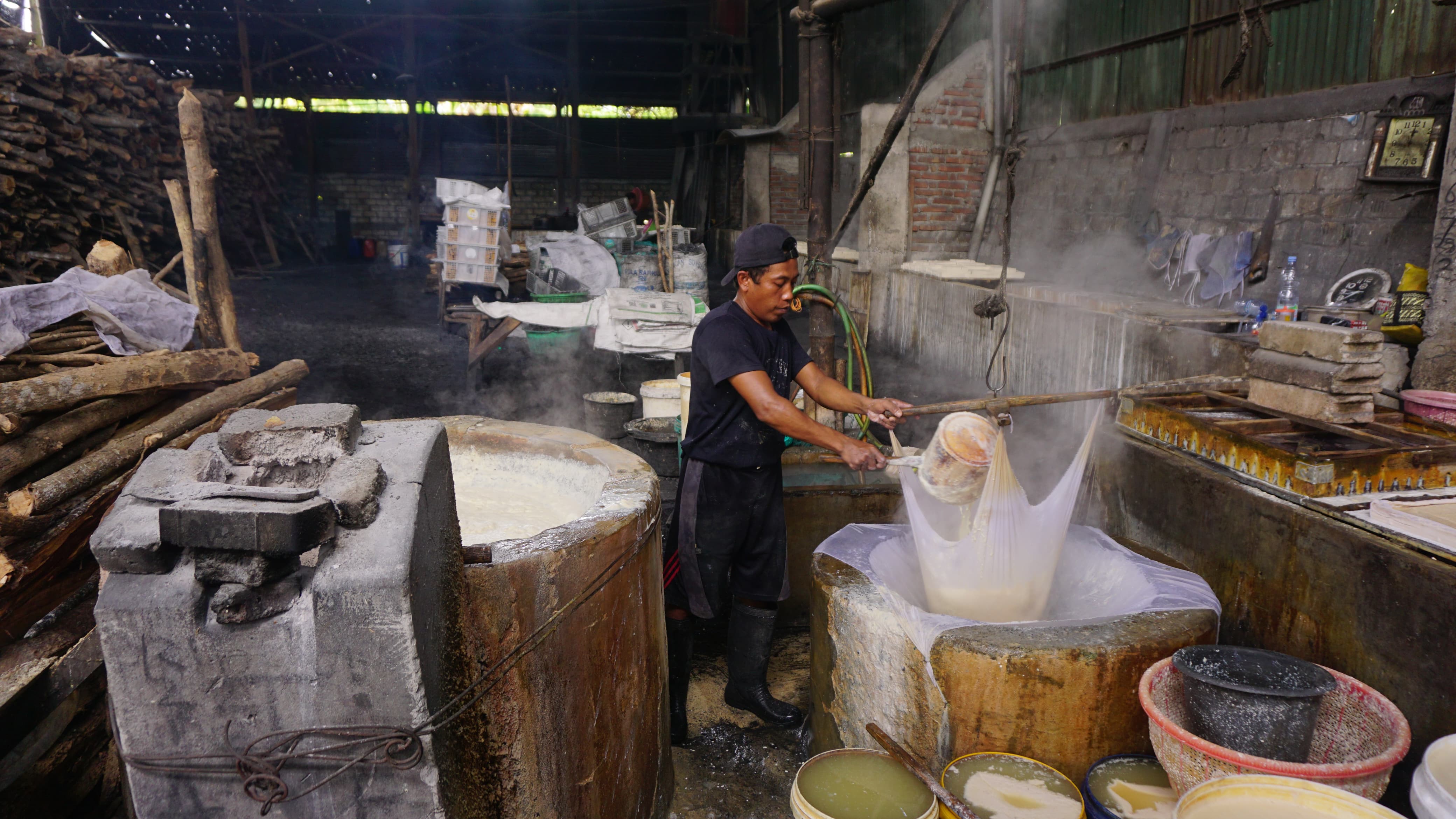 BERTAHAN: Rumah produksi Tahu Ledok milik H. Riyadi di Kelurahan Ledok Kulon, Kecamatan Bojonegoro Kota masih bertahan. Kini, telah dilanjutkan generasi keempat.