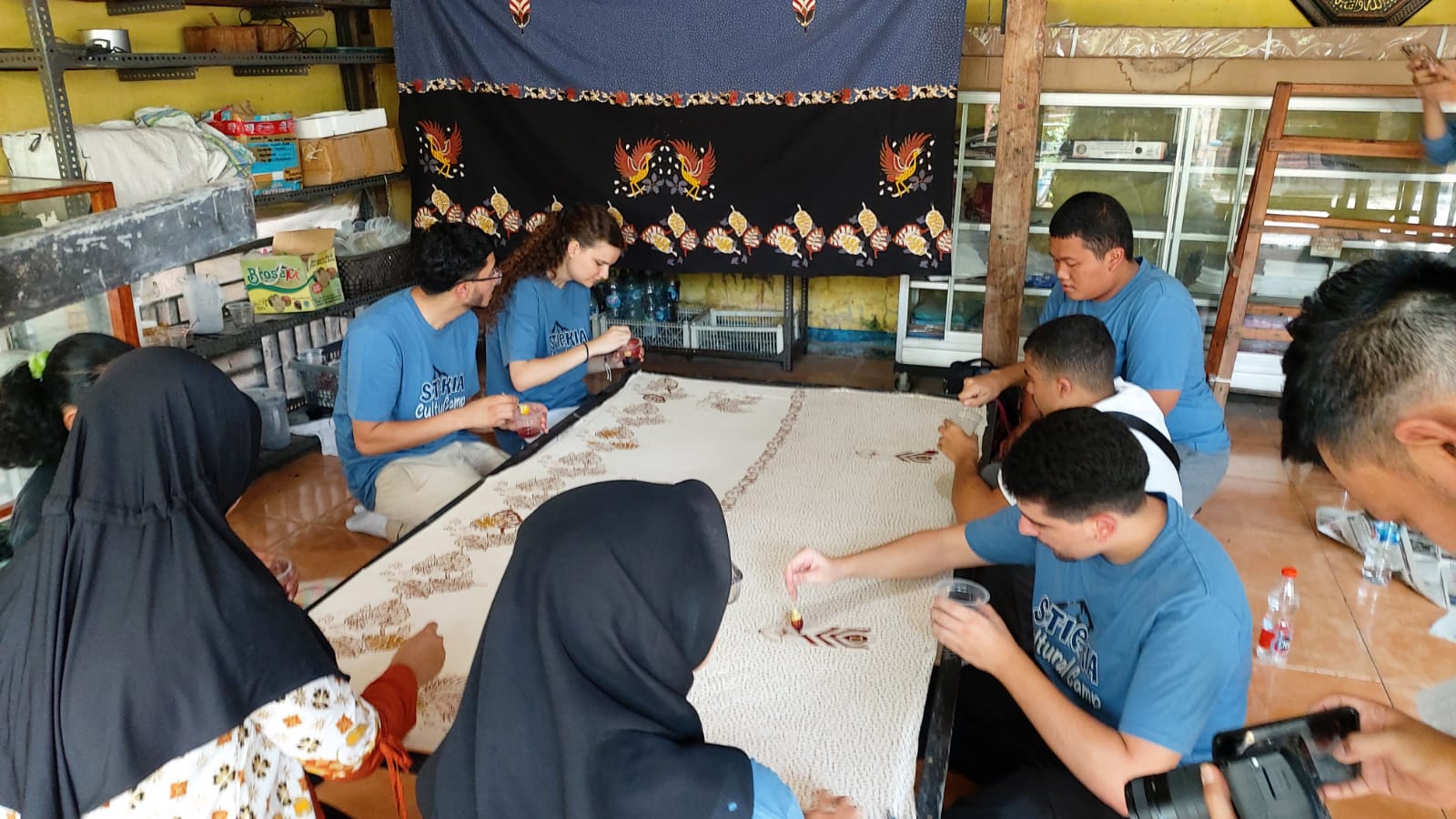 EDUKASI: Mahasiswa asal Prancis belajar membatik di Latansa Batik Dander. Mahasiswa itu mengikuti kegiatan cultural camp yang digelar Sekolah Tinggi Ilmu Ekonomi Cendekia (Stiekia) Bojonegoro. (FARHAN