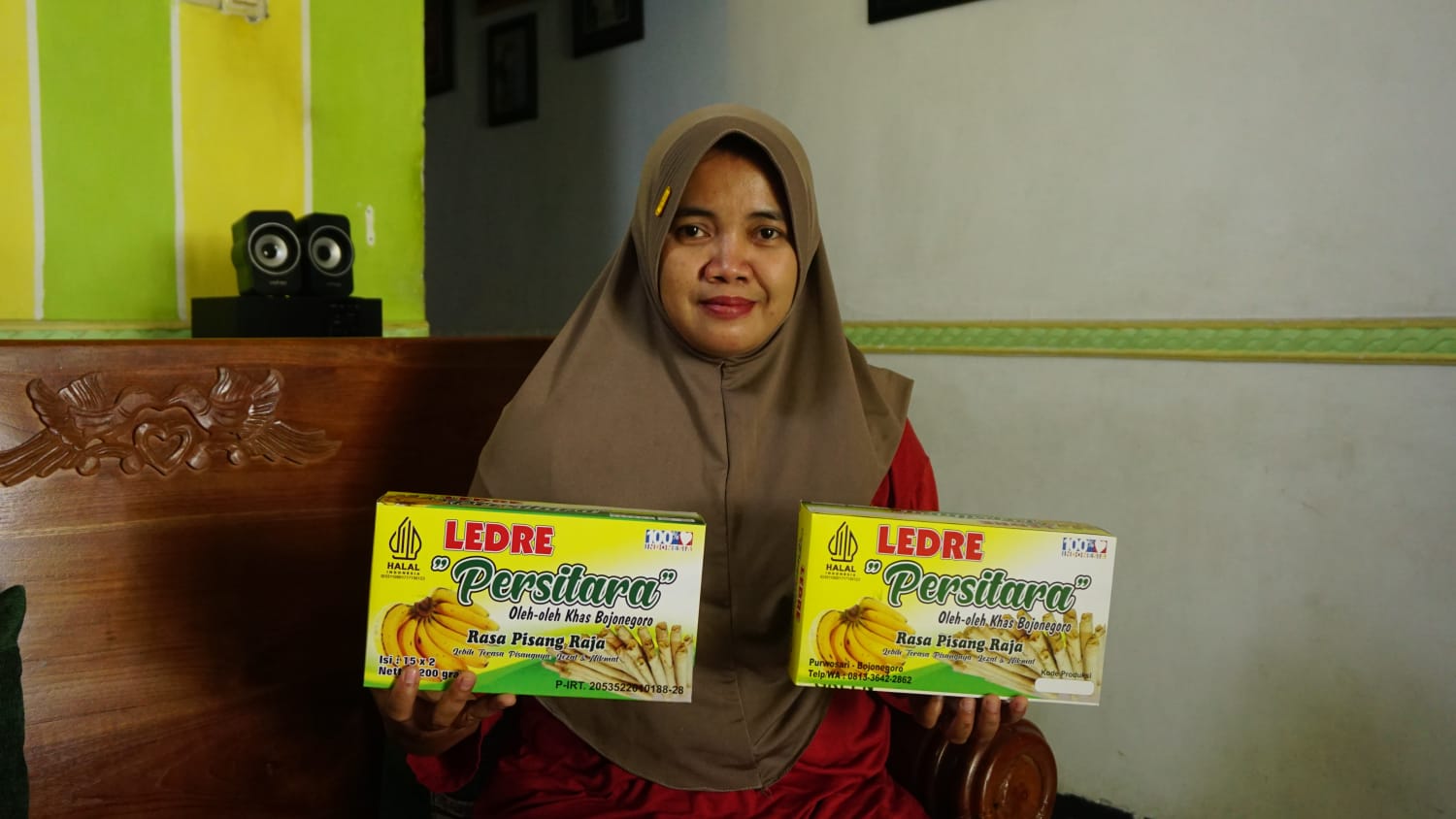 EKSIS: Ledre Persitara asal Desa/Kecamatan Purwosari dikelola Asih melanjutkan usaha milik orang tuanya yang mana usaha tersebut berdiri sejak 1998 silam. (FARHAN REZA ARDIANSYAH/RADAR BOJONEGORO)