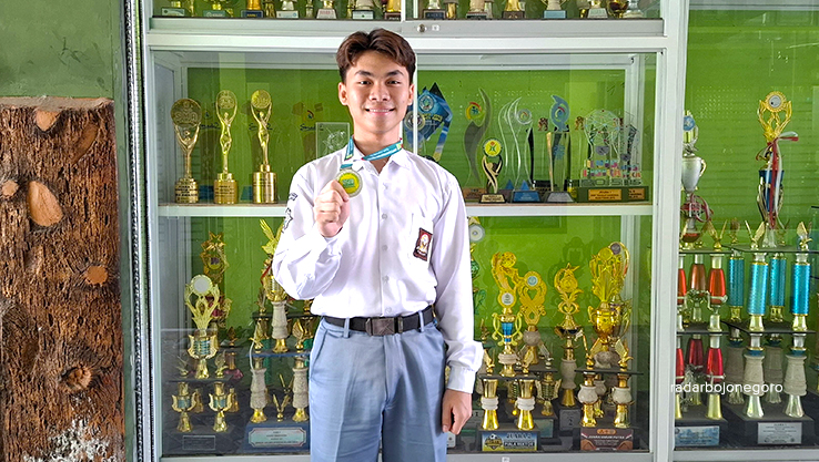 JUARA: Wafii Muhammad Fatihuddin Fawwaz sukses meraih Medali Perak Bidang Ekonomi pada KSM 2024. (ISTIMEWA/RADAR BOJONEGORO)