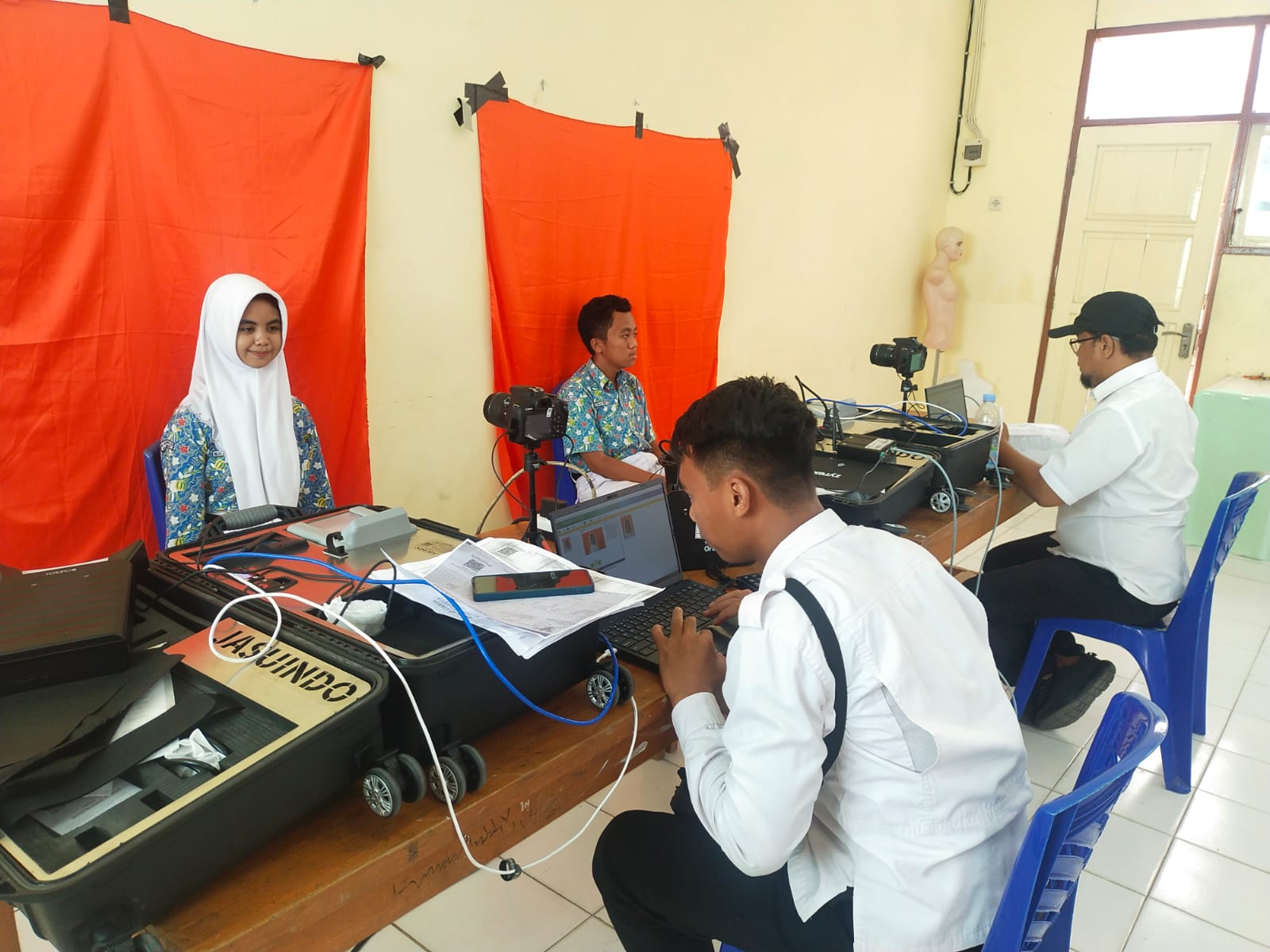 Para pelajar Kota Ledre tidak perlu khawatir mengantri lama saat mengurus KTP, karena kini Disdukcapil Bojonegoro juga bisa jemput bola ke sekolah mereka (Dok. Disdukcapil Bojonegoro)