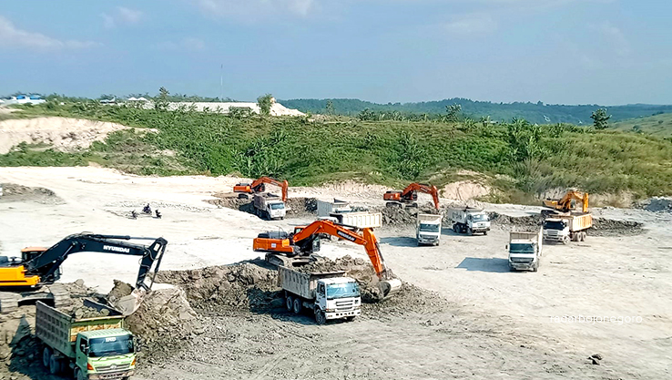 PROYEK NASIONAL: Proyek Bendungan Karangnongko tahap galian pelimpah hingga pabrikasi hidromekanikal. (ISTIMEWA/RADAR BOJONEGORO)