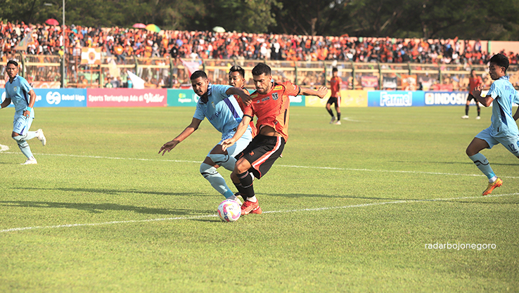 DUEL: Vitor Barata mengamankan bola dari pemain Persela saat pertandingan Sabtu (12/10) lalu. Persibo optimistis sapu bersih semua laga di putaran pertama. (YUAN EDO/RADAR BOJONEGORO)
