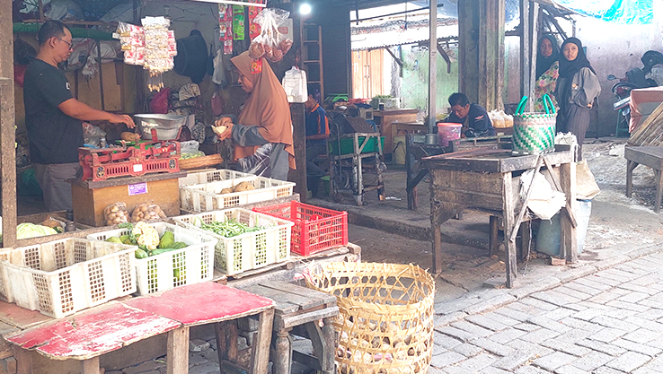 EFEK DEFLASI: Pedagang di Pasar Plaza Cepu mengeluhkan lesunya daya beli masyarakat. Namun, mereka rerata tidak tahu lesunya tersebut akibat efek deflasi sejak Mei lalu.(M. LUKMAN HAKIM/RADAR BOJONEGO