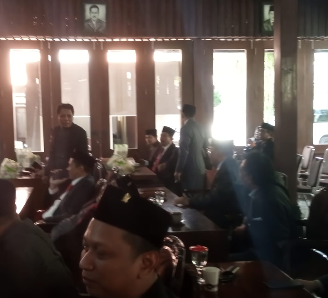 CEK-COK: Kaji Yon dan Warsit, kedua anggota DPRD Blora beradu mulut saat rapat paripurna pengucapan sumpah jabatan pimpinan DPRD Blora periode 2024-2029, Kamis (17/10). (ISTIMEWA/RADAR BOJONEGORO)