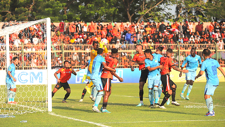SENGIT: Kemelut di mulut gawang Persela saat laga di kandang Persibo, Stadion Letjend Sudirman, Sabtu lalu (12/10). (YUAN EDO RAMADHANA/RADAR BOJONEGORO)