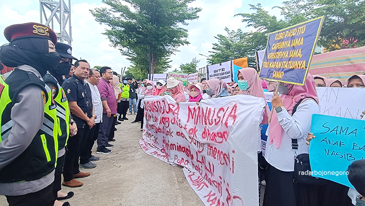 UNJUK RASA: Ratusan guru swasta lolos passing grade PPPK 2023 menggelar unjuk rasa di depan kantor DPRD Bojonegoro, pada 8 Oktober lalu. (YUAN EDO RAMADHANA/RADAR BOJONEGORO)