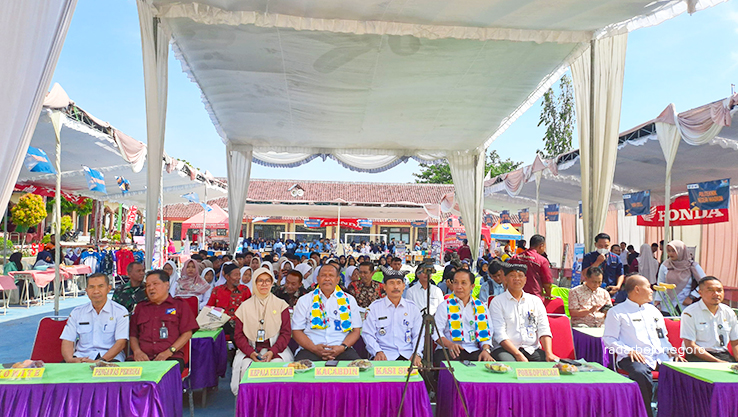 TAMU UNDANGAN: Kacabdin Hidayat Rahman, didampingi Kepala SMKN Sugihwaras Umi Kulsum dan Camat Sugihwaras Supranata beserta tamu undangan menikmati penampilan seni siswa siswi SMKN Sugihwaras.