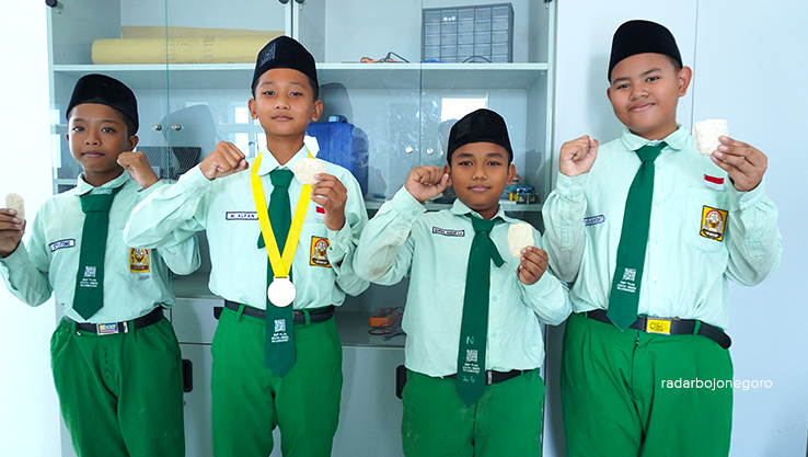 TIM FERTIMULCHILIZER: jaka Karebet (7D), Setyo Utomo (8B), M. Alfan Maulana (7D), dan Nawwal Haidzar Al-Abqory (8B) berhasil meraih medali emas di LKIR tingkat Nasional dan Internasional.