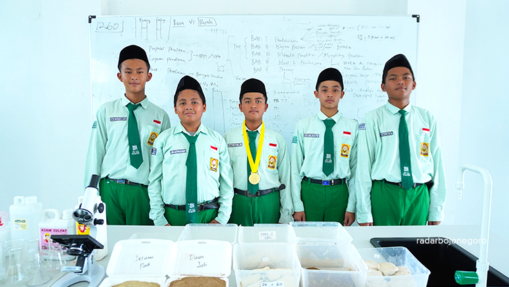 TIM POWTEAKBENT: Hafidz Kays (8A), Panji Senapati (8B), Ahmad Zainal (8A), M.Rizky Dwi (8A), dan Pramudya Revalthaf (7C) berhasil meraih medali emas LKIR tingkat Nasional dan Internasional