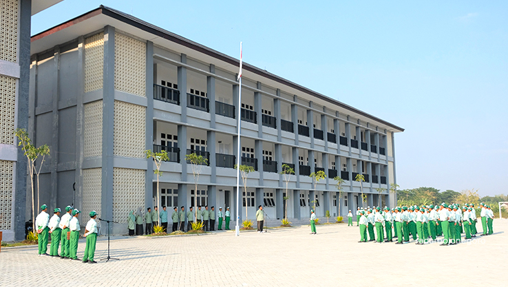 TERTIB: Para siswa dan guru mengikuti upacara dengan tertibdi lapangan SMP Plus Izzatul Ummah Bojonegoro