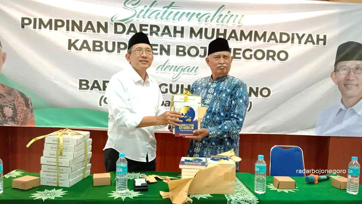 SILATURAHMI: Cabup Nomor Urut 01 Teguh Haryono silaturahmi ke kelompok agama, salah satunya PD Muhammadiyah Bojonegoro. (ISTIMEWA/RADAR BOJONEGORO)