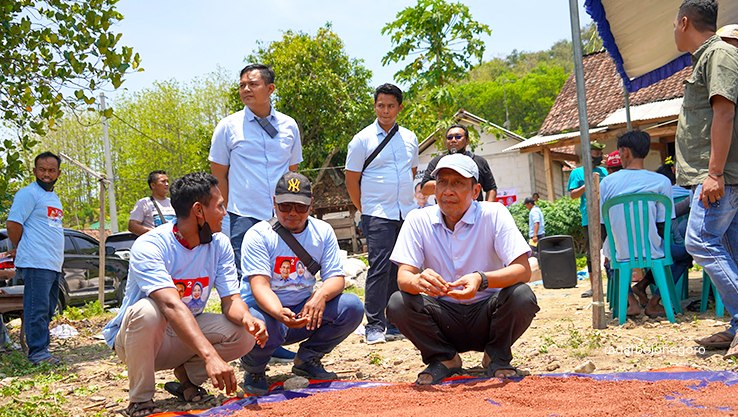 PERTANIAN: Cabup Nomor Urut 02 Setyo Wahono hadiri acara pelatihan pembuatan pupuk organik yang digelar Kelompok Tunggak Tani di Desa Soko, Kecamatan Temayang Rabu (16/10). (ISTIMEWA/RADAR BOJONEGORO)
