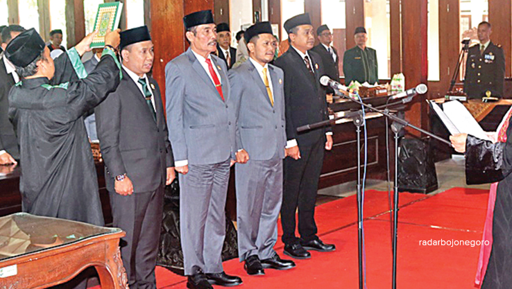 SAH: Pimpinan DPRD Blora  periode 2024- 2029 telah sah dan resmi dilantik dengan mengucapkan sumpah dan janji jabatan pada rapat paripurna Kamis  (17/10). (ISTIMEWA/RADAR BOJONEGORO)