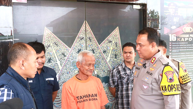 PENGANIAYAAN: Dampar, 70, warga asal Desa Gombang, Kecamatan Bogorejo ditangkap Satreskrim Polres Blora usai membacok tetangganya Parmo, 56. (RAHUL OSCARRA DUTA/RADAR BOJONEGORO)