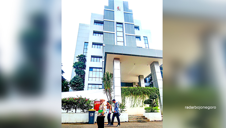 SERAPAN MINIM: PNS sedang melintas di halaman gedung Pemkab Bojonegoro, menjelang akhir tahun ini serapan masih minim. (WAHYU DHANI ALFIANSYAH/RADARBOJONEGORO)