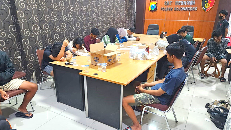 JALANI PEMERIKSAAN: Polres Bojonegoro menjaring 28 muda-mudi dari hotel dan home stay di Jalan Veteran, semuanya menjalani pemeriksaan di Mapolres kemarin. (DOKUMENTASI POLRES FOR RADAR BOJONEGORO)