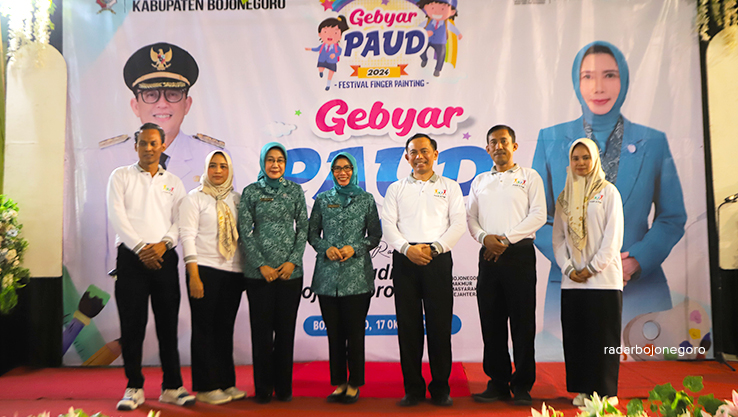 SINERGI: Pj Ketua Bunda PAUD Dian Adriyanto foto bersama Kepala Disdik Bojonegoro Nur Sujito bersama staf. (AHMAD NAWAF TF/ RADAR BOJONEGORO)