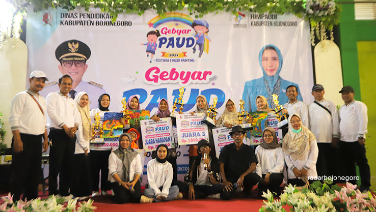 PARA JUARA: Kepala Disdik Bojonegoro bersama para juara Gebyar PAUD.(AHMAD NAWAF TF/ RADAR BOJONEGORO)