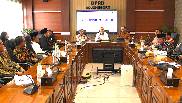 DISKUSI: Idfos Indonesia, bersama Unigoro, dan Radar Bojonegoro menggelar FGD opinion leader bersama stakeholder membahas isu strategis untuk merumuskan kebijakan publik pro rakyat DPRD Bojonegoro.