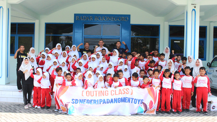 EDUKASI: Puluhan siswa-siswi SDN Padang Mentoyo beserta guru dan kepala sekolah foto bersama, usai belajar dan bermain di lingkungan kantor Jawa Pos Radar Bojonegoro.