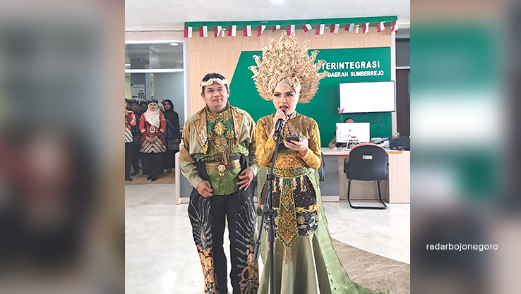 KOMPAK: Direktur RSUD Sumberrejo dr. Ratih Wulandari foto bersama dalam salah satu kegiatan dalam rangka peringatan HJB ke-347. ( ISTIMEWA/RADAR BOJONEGORO)