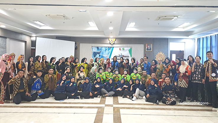 KOMPAK: Direktur RSUD Sumberrejo dr. Ratih Wulandari foto bersama dalam salah satu kegiatan dalam rangka peringatan HJB ke-347. ( ISTIMEWA/RADAR BOJONEGORO)