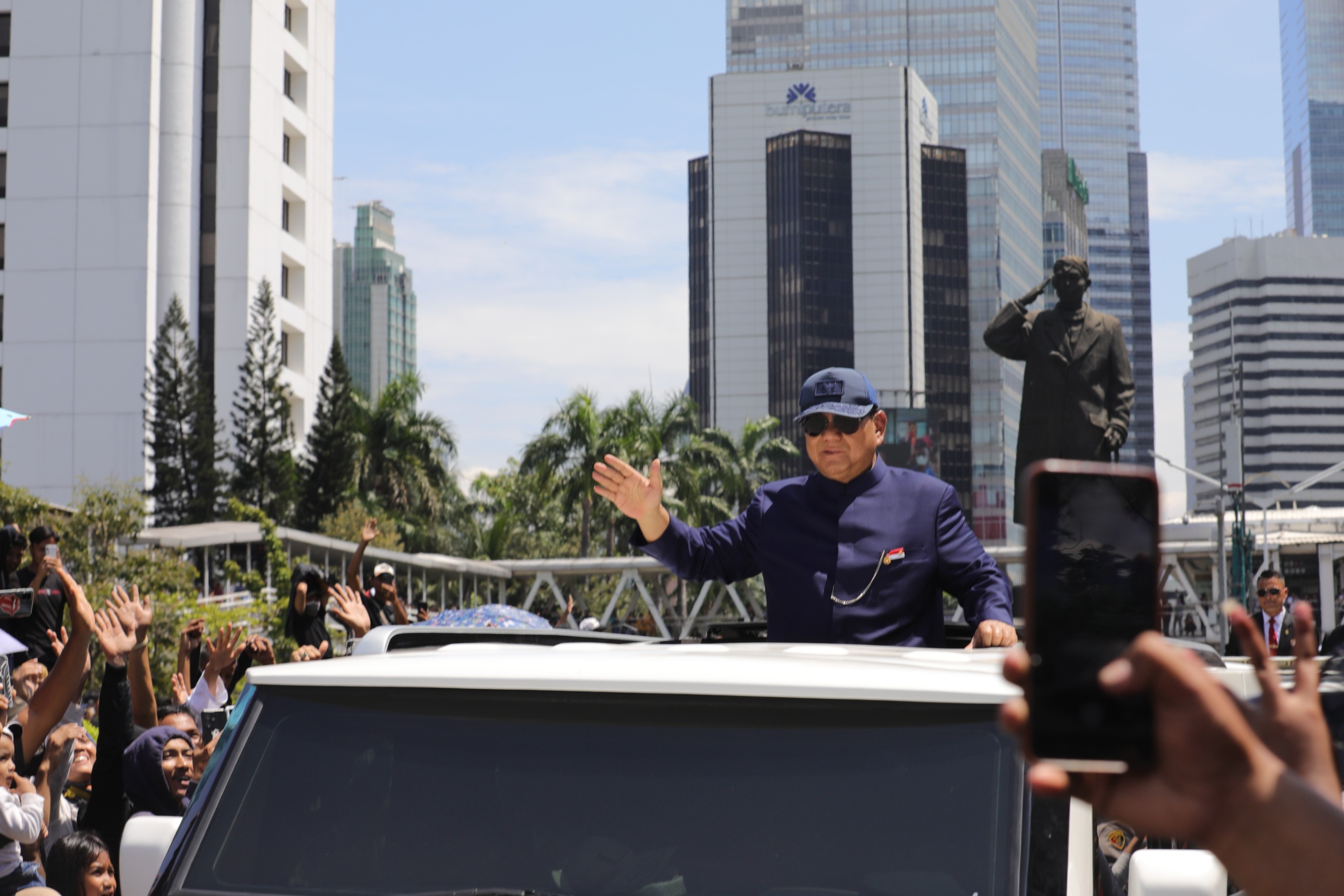 Prabowo Subianto menyapa rakyat dari sunroof mobil yang dikendarainya. Menariknya, kendaraan yang digunakan merupakan produksi asli Indonesia.