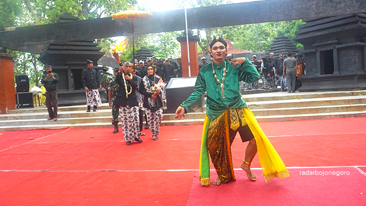 API ABADI: Camat Ngasem Iwan Sopian membawa api abadi dari Kahyangan Api selanjutnya dikirab ke acara lokasi acara puncak Hari Jadi ke-347 Bojonegoro di grebek berkah. (YUAN EDO/RADAR BOJONEGORO)