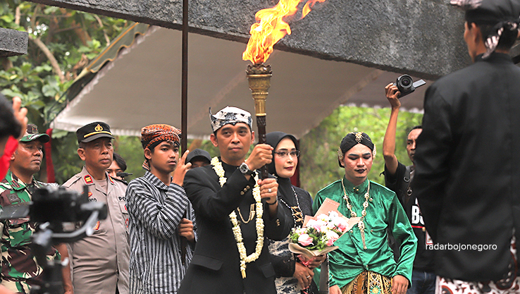 API ABADI: Camat Ngasem Iwan Sopian membawa api abadi dari Kahyangan Api selanjutnya dikirab ke acara lokasi acara puncak Hari Jadi ke-347 Bojonegoro di grebek berkah. (YUAN EDO/RADAR BOJONEGORO)