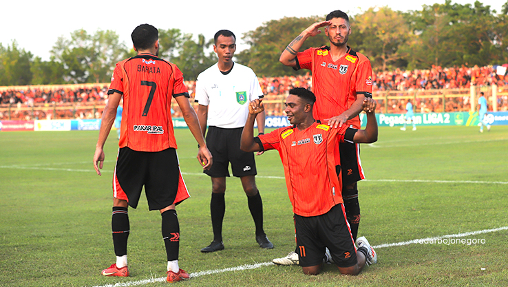PEMAIN KUNCI: Taher Jahanbakhsh (paling kanan) menjadi pemain kunci Persibo selama Liga 2 bergulir. (YUAN EDO/RADAR BOJONEGORO)