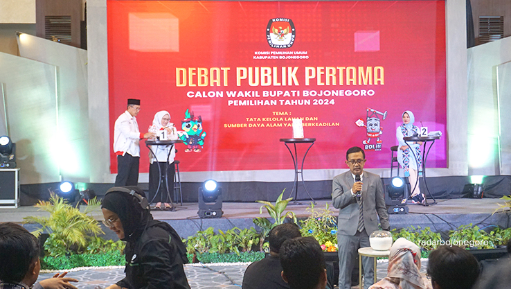 DIHENTIKAN: Ketua KPU Bojonegoro Robby Adi Perwira (berdiri di tengah) memutuskan untuk menghentikan debat publik perdana karena tidak kondusif di Hall Eastern Hotel pada Sabtu malam lalu (19/10) .